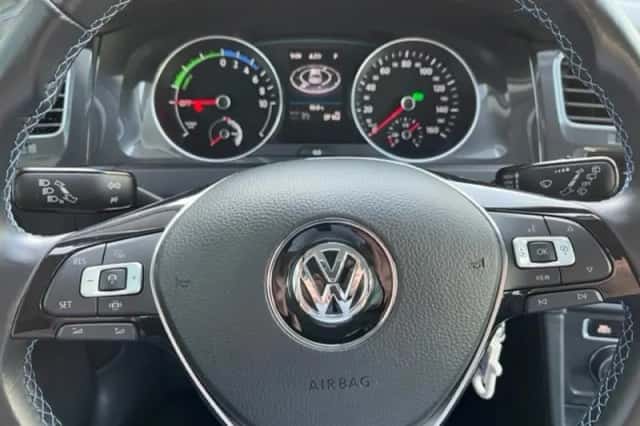 Volkswagen E Golf (2018) thumbnail 17