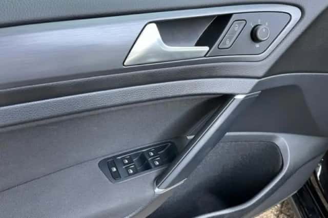 Volkswagen E Golf (2018) thumbnail 18