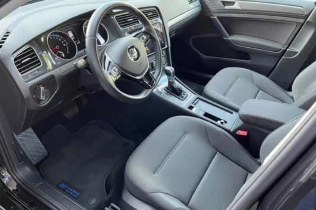 Volkswagen E-Golf (2018) thumbnail 3