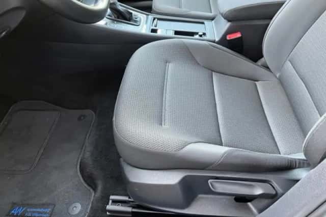 Volkswagen E-Golf (2018) thumbnail 5