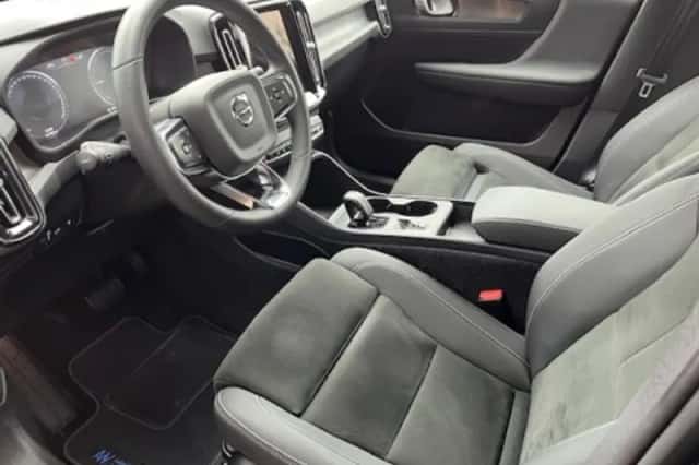 Volvo XC40 (2022) thumbnail 3