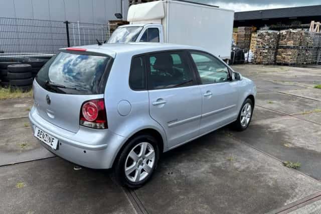 Volkswagen Polo (2009) thumbnail 2