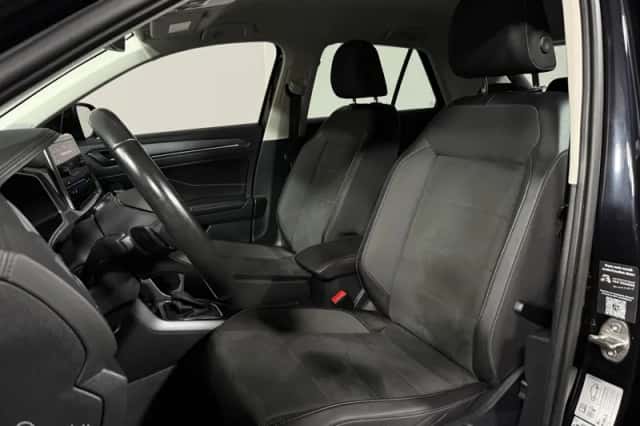 Volkswagen T-Roc (2023) thumbnail 3