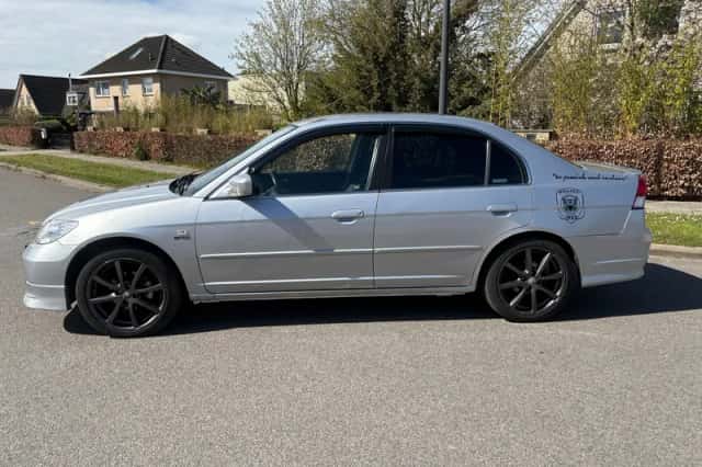 Honda Civic (2004) thumbnail 2