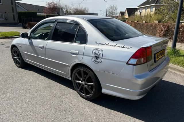 Honda Civic (2004) thumbnail 3