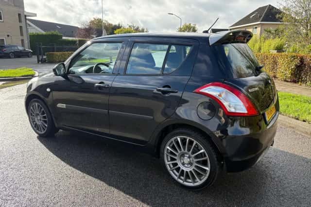Suzuki Swift (2011) thumbnail 3
