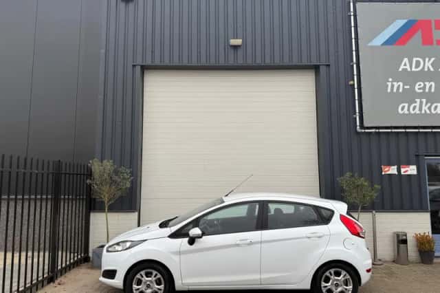 Ford Fiesta (2013) thumbnail 3