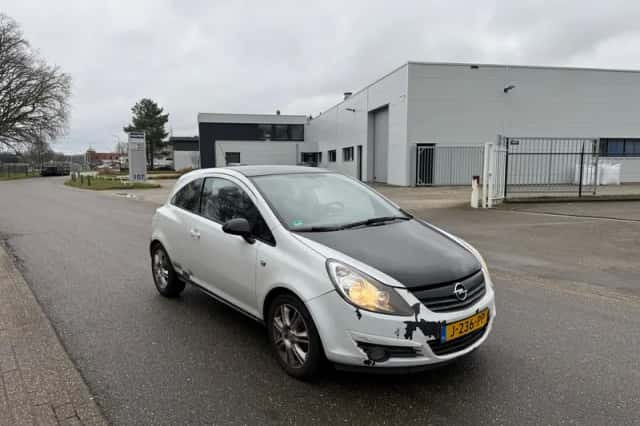 Opel Corsa (2010) thumbnail 2