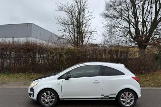 Opel Corsa (2010) thumbnail 3