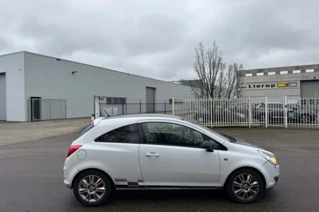 Opel Corsa (2010) thumbnail 4