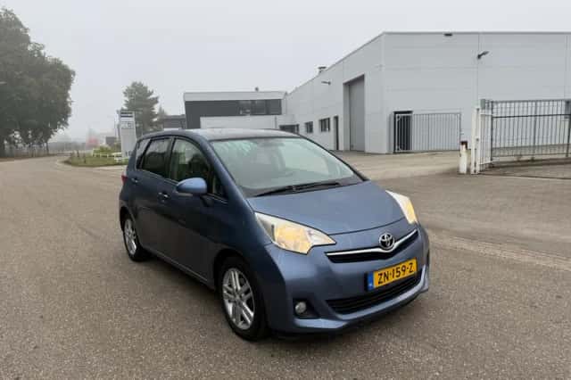 Toyota VERSO-S (2014) thumbnail 2