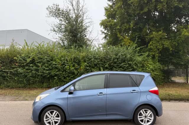 Toyota VERSO-S (2014) thumbnail 3