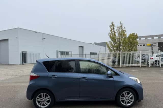 Toyota VERSO-S (2014) thumbnail 4