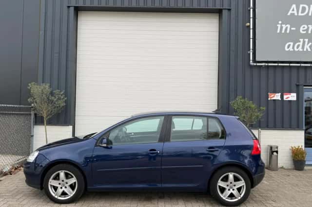 Volkswagen Golf (2009) thumbnail 4