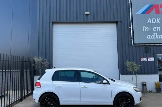 Volkswagen Golf (2010) thumbnail 4