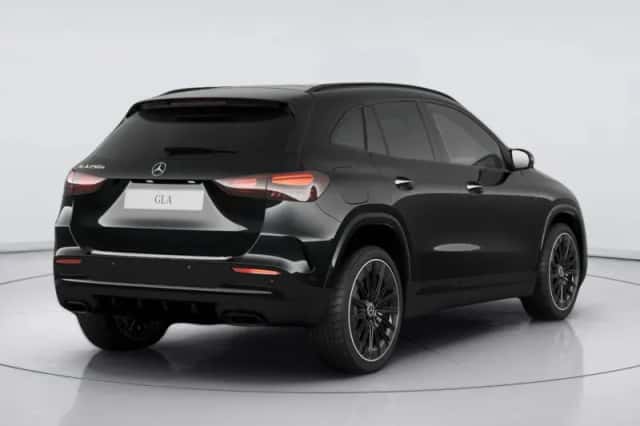 Mercedes-Benz GLA (2026) thumbnail 2