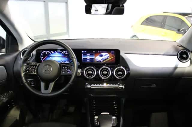 Mercedes-Benz GLA (2021) thumbnail 3