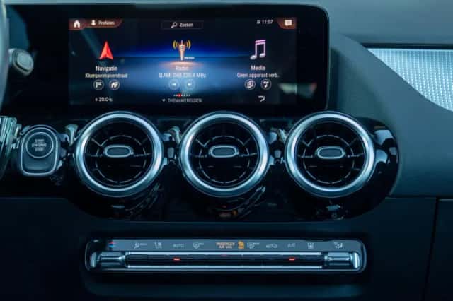 Mercedes-Benz GLA (2021) thumbnail 15
