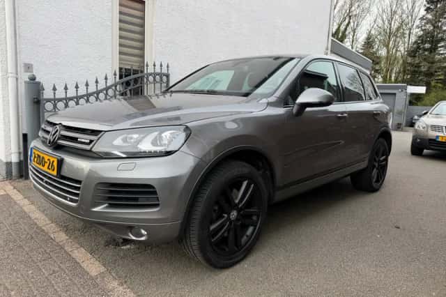 Volkswagen Touareg (2012) thumbnail 2
