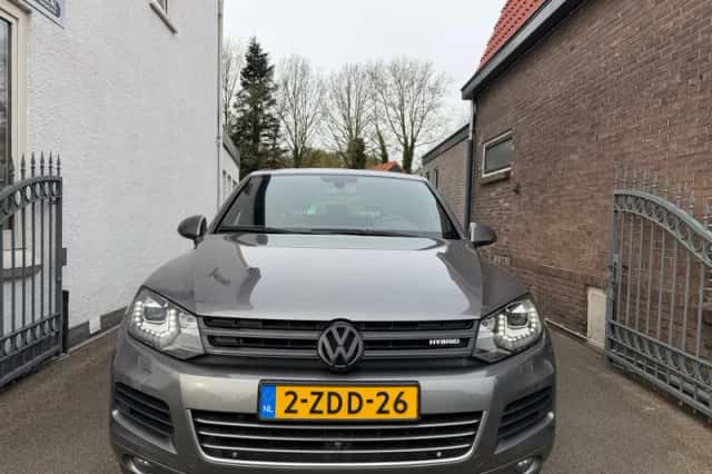 Volkswagen Touareg (2012) thumbnail 3
