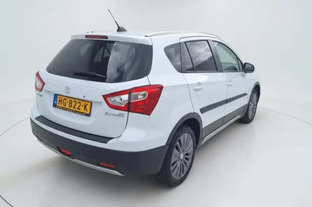 Suzuki S-Cross (2015) thumbnail 3