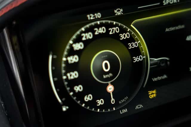 Aston Martin DB12 V8 (2024) thumbnail 33