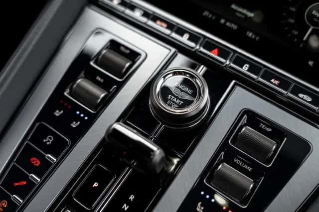 Aston Martin DB12 V8 (2024) thumbnail 39