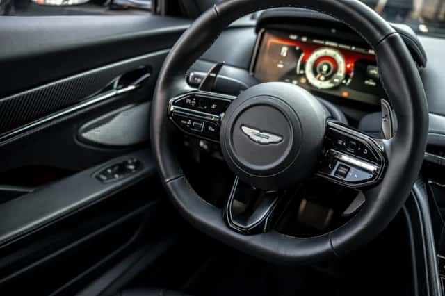Aston Martin DB12 V8 (2025) thumbnail 11