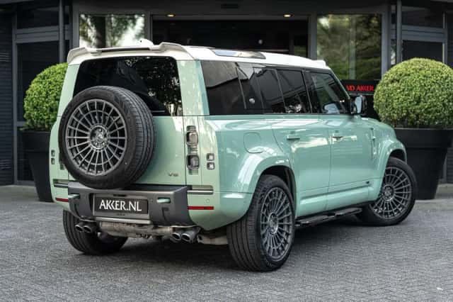 Land Rover Defender (2022) thumbnail 2