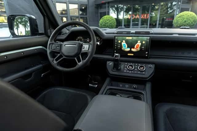 Land Rover Defender (2022) thumbnail 3