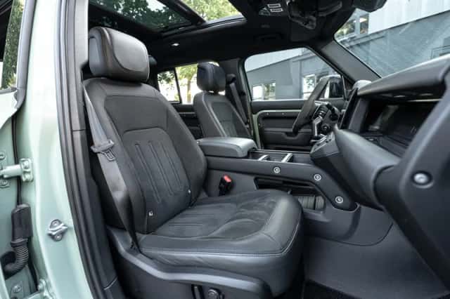 Land Rover Defender (2022) thumbnail 4