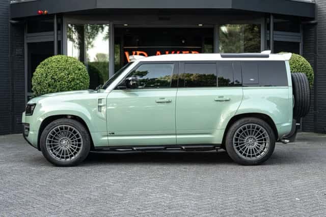 Land Rover Defender (2022) thumbnail 6