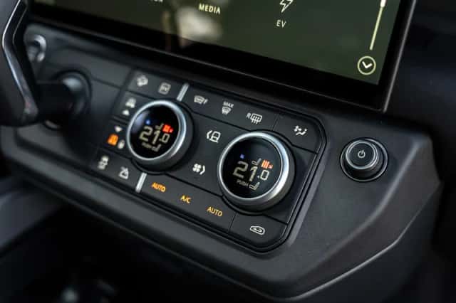 Land Rover Defender (2026) thumbnail 32