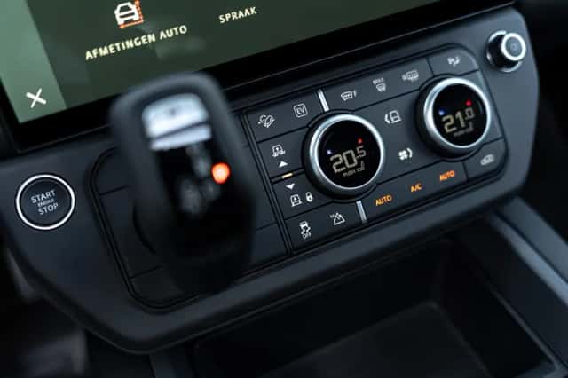 Land Rover Defender (2026) thumbnail 15