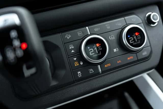 Land Rover Defender (2025) thumbnail 24
