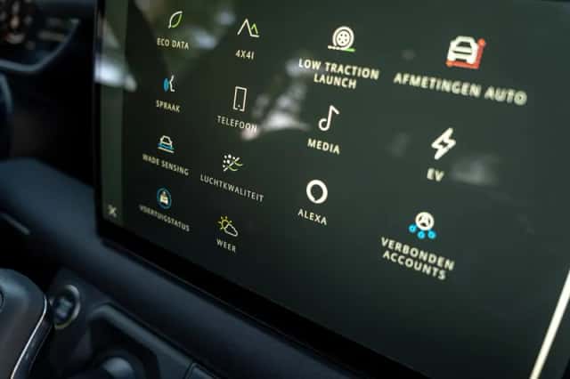 Land Rover Defender (2025) thumbnail 32