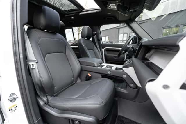 Land Rover Defender (2025) thumbnail 4