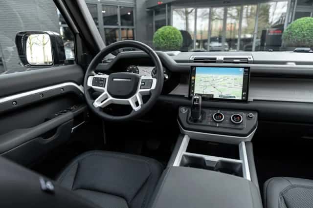 Land Rover Defender (2025) thumbnail 3