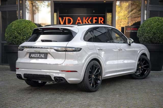Porsche Cayenne E-Hybrid (2023) thumbnail 2