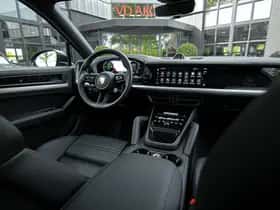 Porsche Cayenne E-Hybrid (2024) thumbnail 3