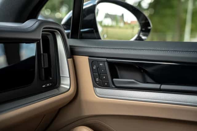 Porsche Cayenne E-Hybrid (2025) thumbnail 18