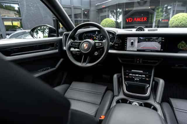 Porsche Cayenne E-Hybrid (2025) thumbnail 3
