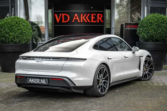 Porsche Taycan (2023) thumbnail 2