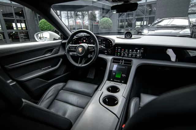 Porsche Taycan (2023) thumbnail 3