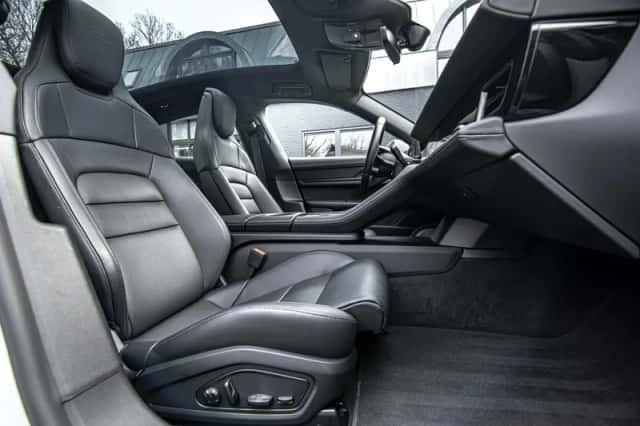Porsche Taycan (2023) thumbnail 4