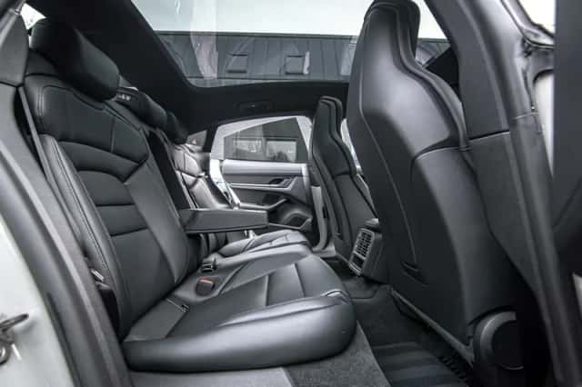 Porsche Taycan (2023) thumbnail 5