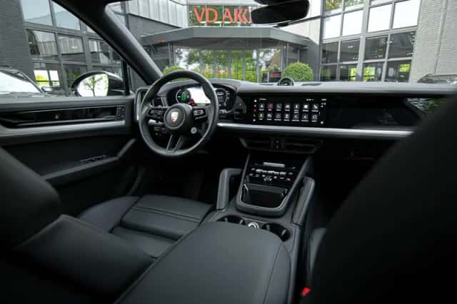 Porsche Cayenne E-Hybrid (2024) thumbnail 3