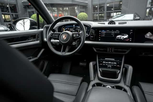 Porsche Cayenne E-Hybrid (2025) thumbnail 3