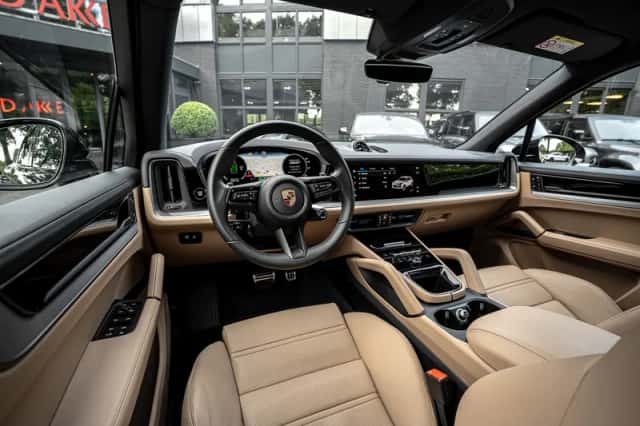 Porsche Cayenne E-Hybrid (2025) thumbnail 3