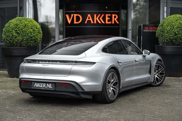 Porsche Taycan (2023) thumbnail 2